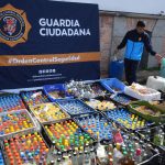 Licor decomisado durante operativos en Cuenca, fue destruido por el personal de la Guardia Municipal Ciudadana. /Cortesía