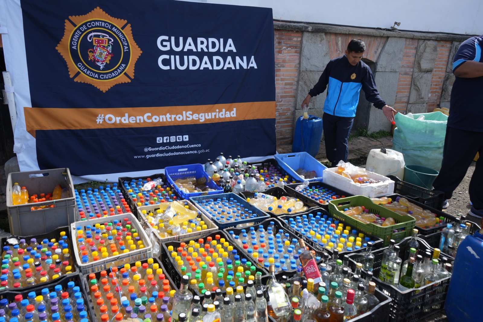 Licor decomisado durante operativos en Cuenca, fue destruido por el personal de la Guardia Municipal Ciudadana. /Cortesía