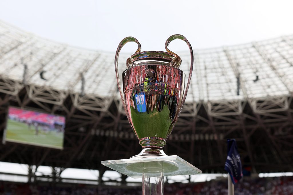 El trofeo que uno de los ecuatorianos levantará este 30 de mayo. Foto: AFP