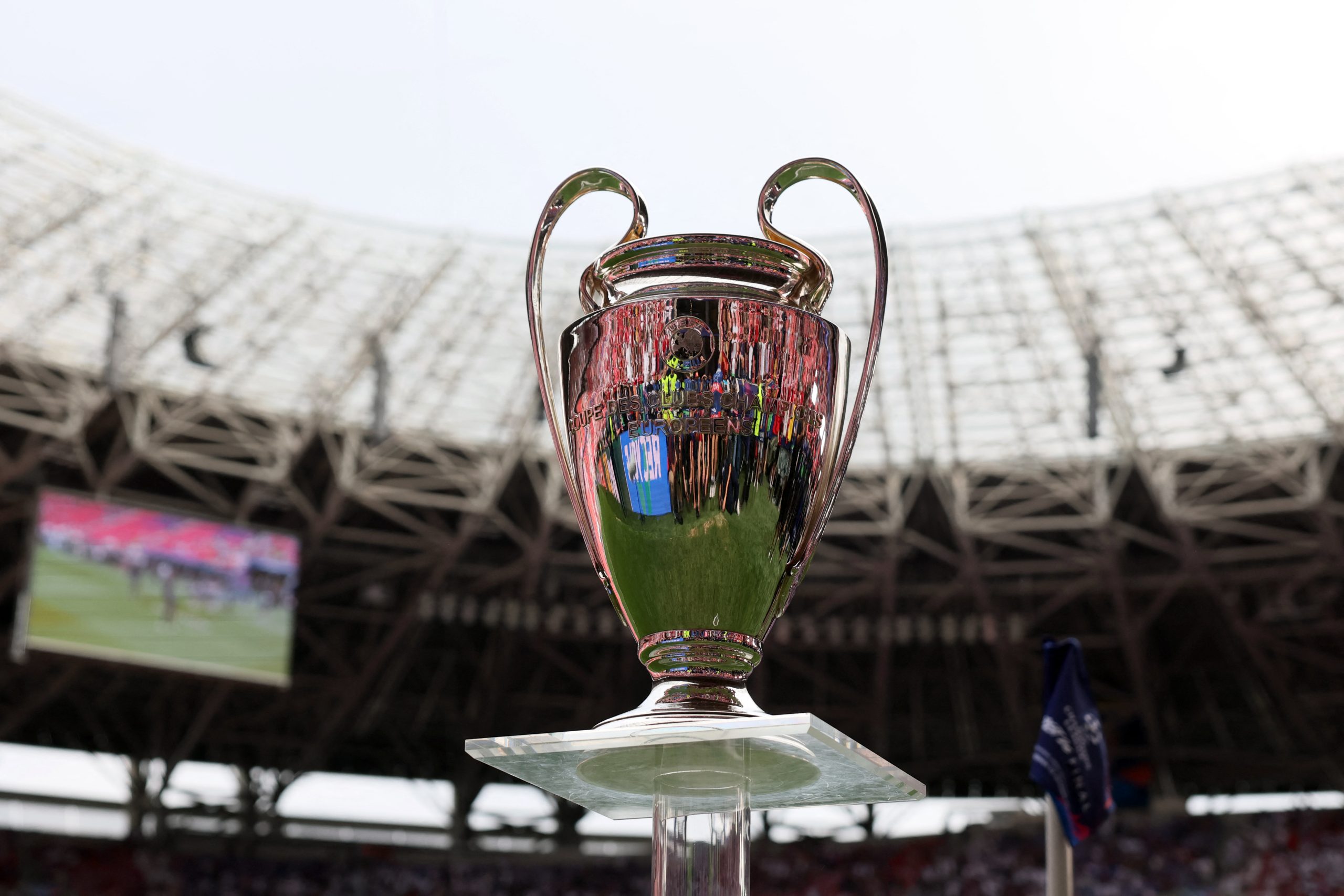 El trofeo que uno de los ecuatorianos levantará este 30 de mayo. Foto: AFP