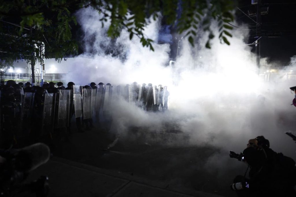 Enfrentamientos entre la policía y manifestantes opuestos a las políticas migratorias del presidente Donald Trump provocaron el toque de queda en Newark. Foto: AFP