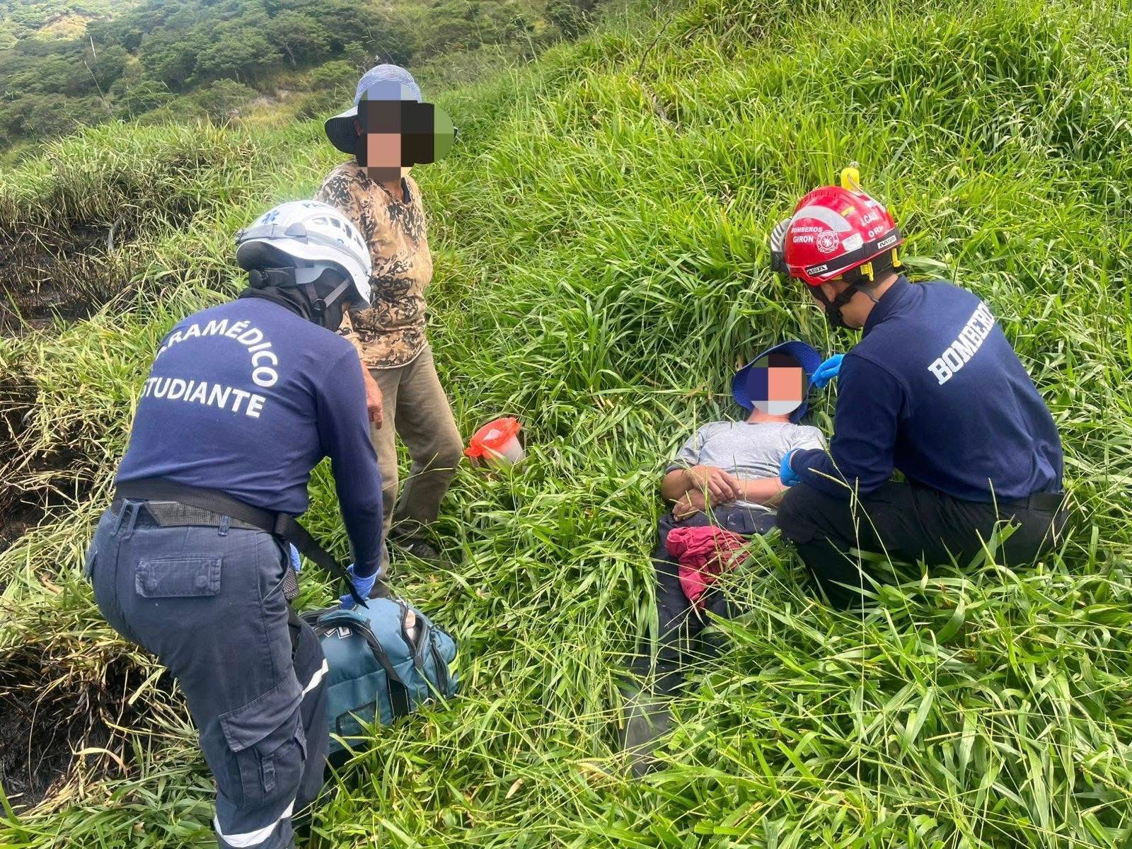 Hombre fue atacado por abejas en Girón. Fue llevado por paramédicos al Hospital Aída León de Rodríguez Lara.
