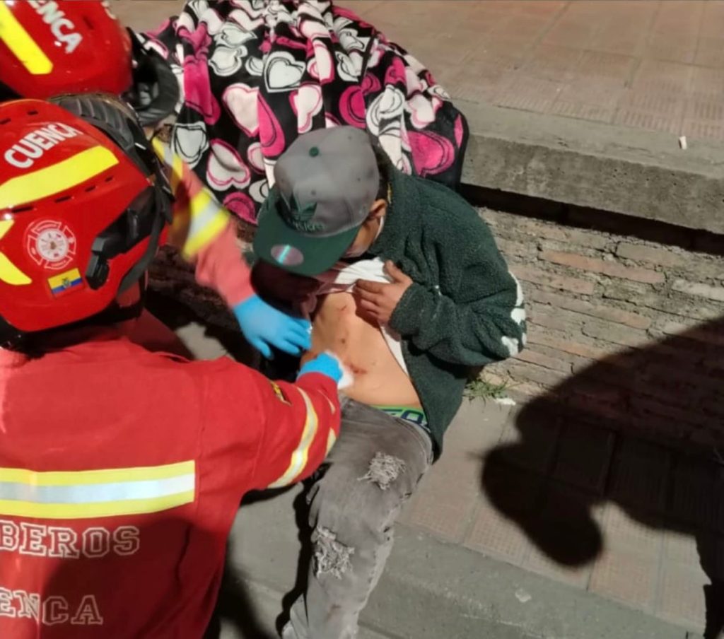 Un hombre de 26 años fue apuñalado en las calles Padre Aguirre y Julio Jaramillo, en pleno Centro Histórico de Cuenca.