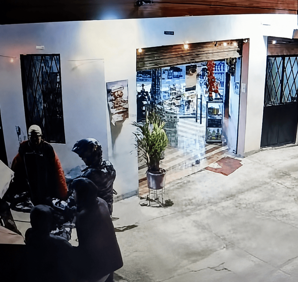 Asalto a mano armada a clientes de un minimarket en Cuenca. Ocurrió en Sinincay. Los delincuentes huyeron en moto.
