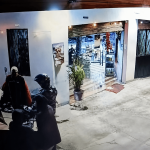 Asalto a mano armada a clientes de un minimarket en Cuenca. Ocurrió en Sinincay. Los delincuentes huyeron en moto.