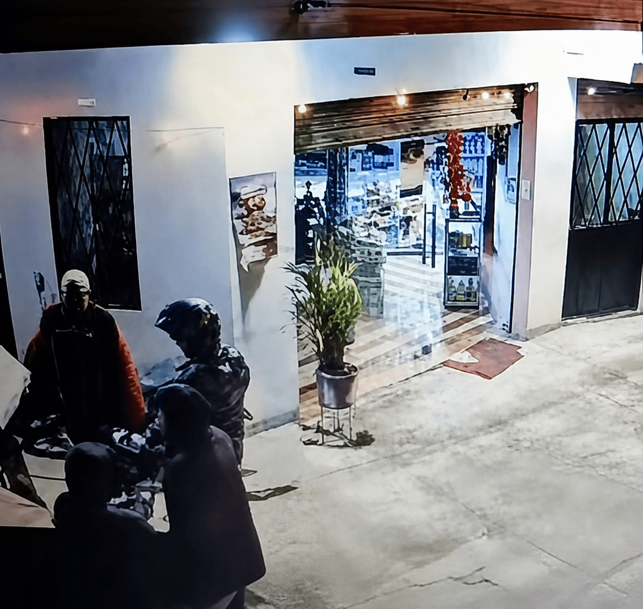 Asalto a mano armada a clientes de un minimarket en Cuenca. Ocurrió en Sinincay. Los delincuentes huyeron en moto.