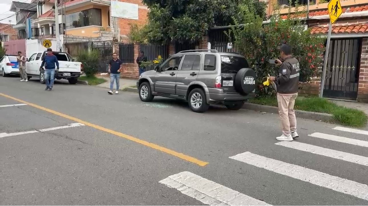 Delincuentes atacaron al estilo “sacapintas” a un ciudadano que se movilizaba en un vehículo en el sector de Totoracocha, en Cuenca.