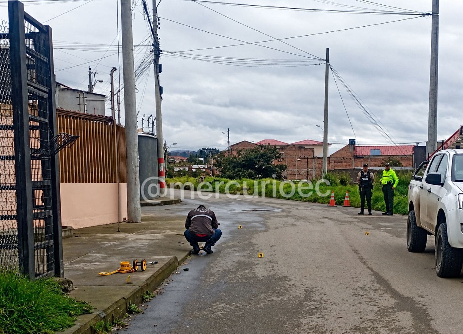 Dos heridos en nuevo ataque armado en Cuenca. Las víctimas iban en un vehículo. Ocurrió en Ricaurte.