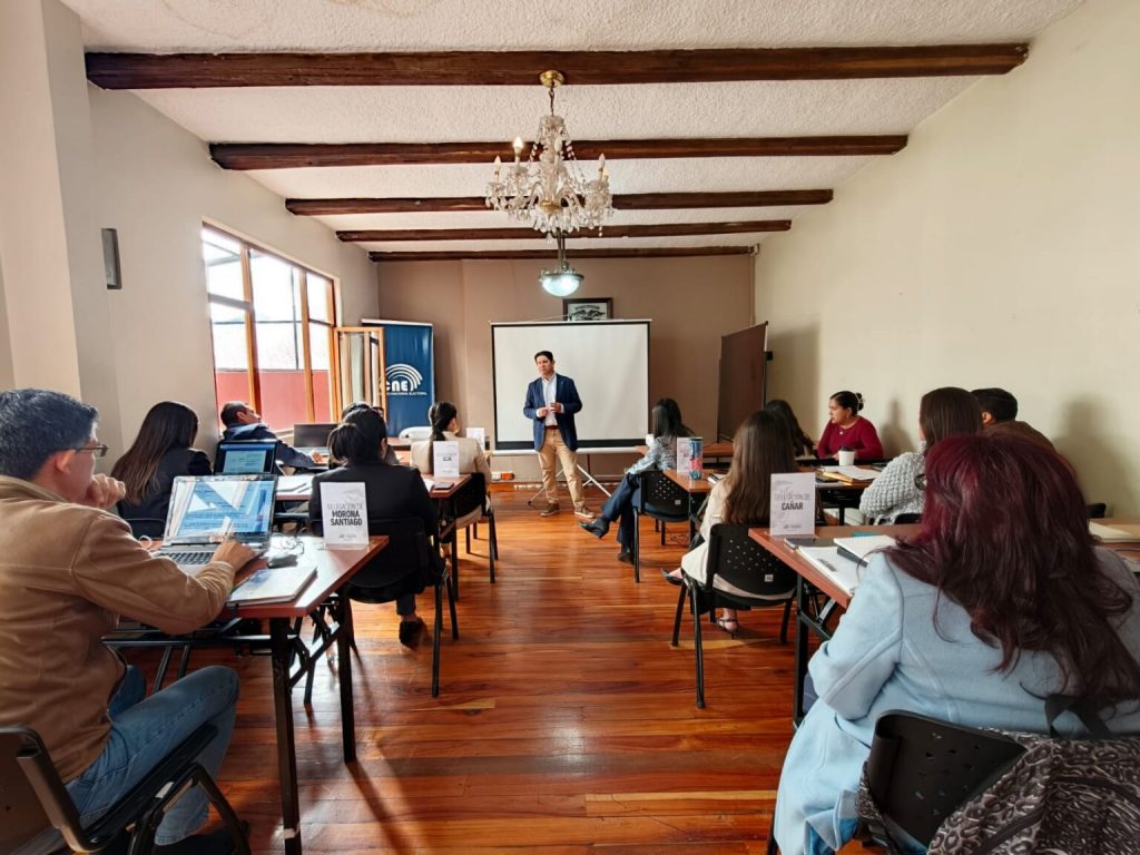 Funcionarios del CNE se capacitan sobre el sistema virtual para inscribir candidatos.