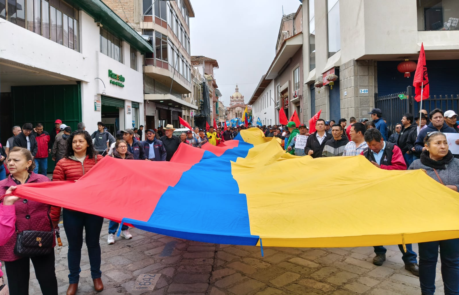 Trabajadores marcharon por las calles de Cuenca por el Día del Trabajo. /PNH