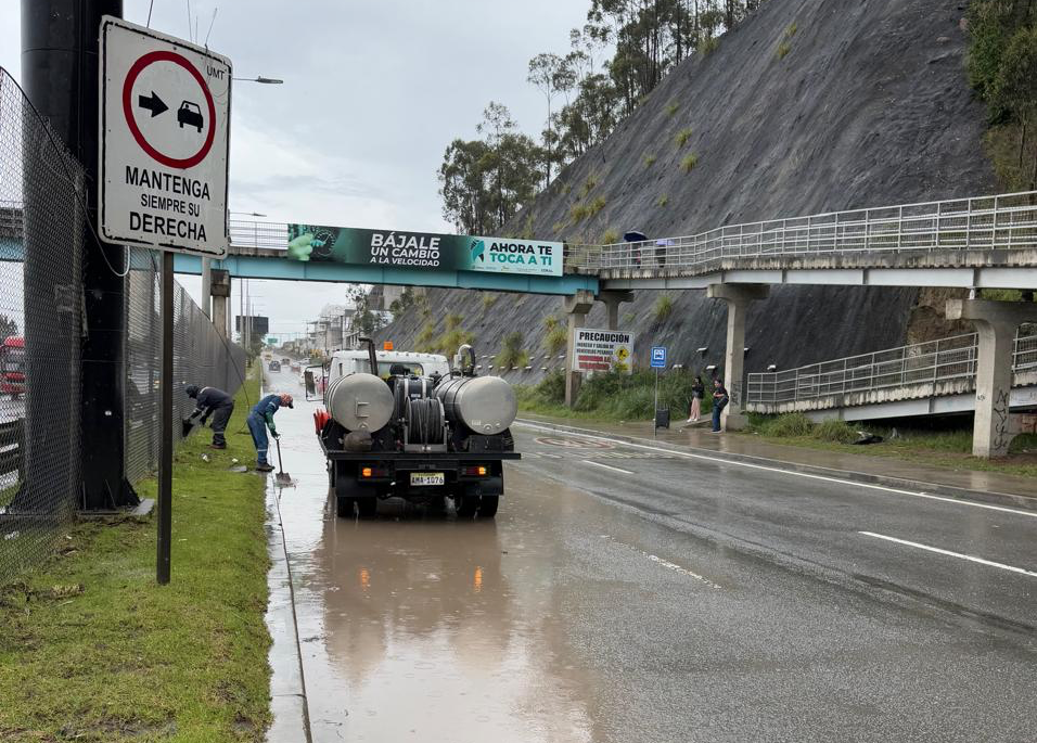 En la autopista, a la altura del Mall del Río, es frecuente observar gran acumulación de agua debido a las lluvias. Por eso, desde el MIT se anunció el cierre parcial de la vía para ejecutar obras de drenaje. /Cortesía