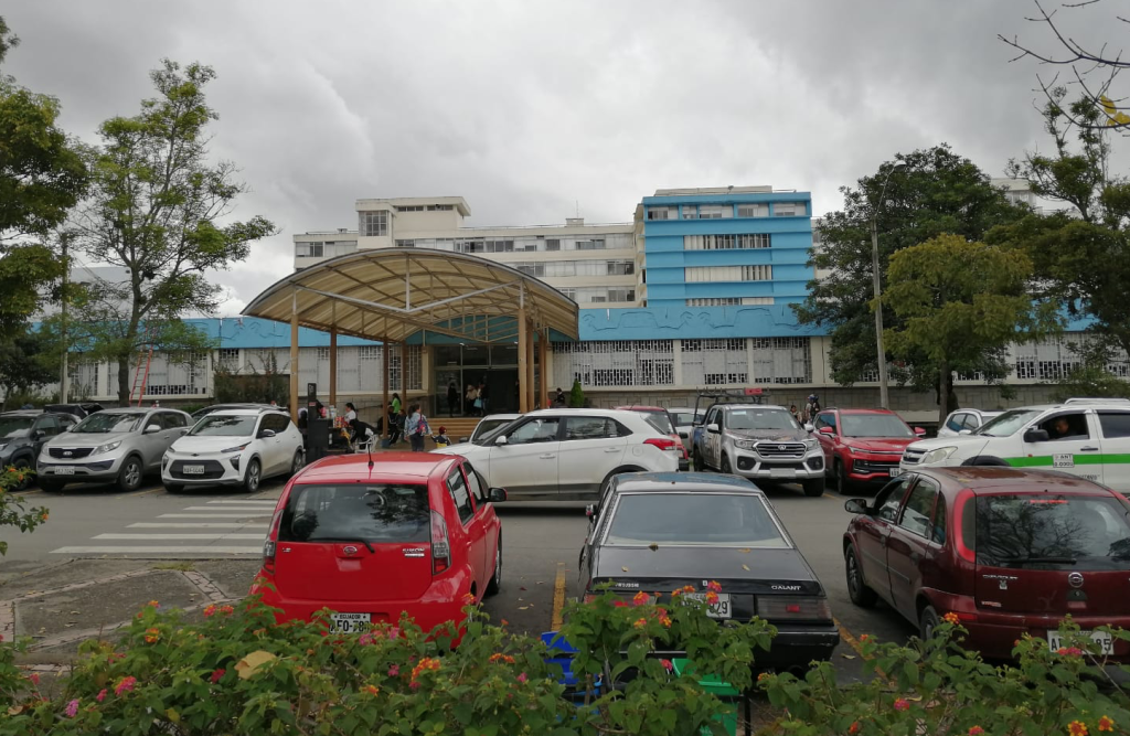 En el Hospital Vicente Corral Moscoso se abrieron sumarios administrativos contra tres médicos por solicitar dinero para el combustible de la ambulancia. /FCS