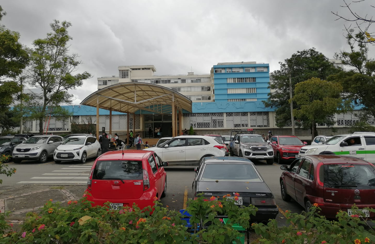 En el Hospital Vicente Corral Moscoso se abrieron sumarios administrativos contra tres médicos por solicitar dinero para el combustible de la ambulancia. /FCS