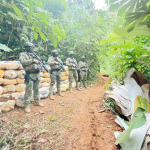 Militares durante la inhabilitación de seis bocaminas en Ponce Enríquez. /Cortesía
