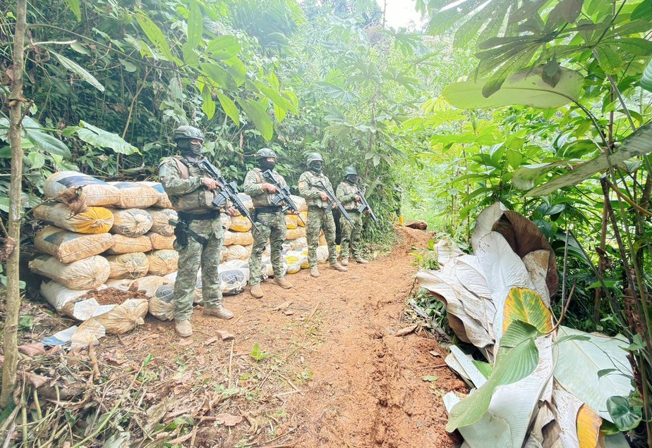 Militares durante la inhabilitación de seis bocaminas en Ponce Enríquez. /Cortesía