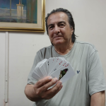 El artista cuencano, Jaime Lara, presentará su nueva colección de naipes que llevan plasmadas aves del Cajas. /FCS