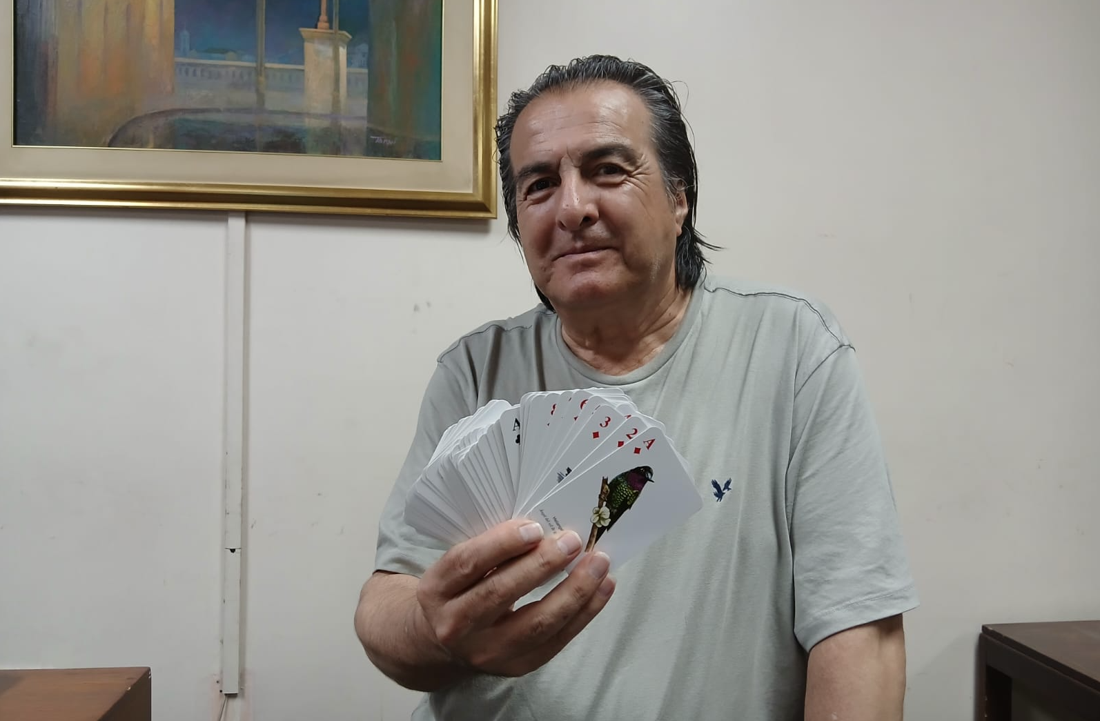 El artista cuencano, Jaime Lara, presentará su nueva colección de naipes que llevan plasmadas aves del Cajas. /FCS