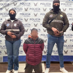 Los agentes policiales junto a Jean P.T., detenido en el parque el Ángel en Cuenca durante un operativo. /Cortesía