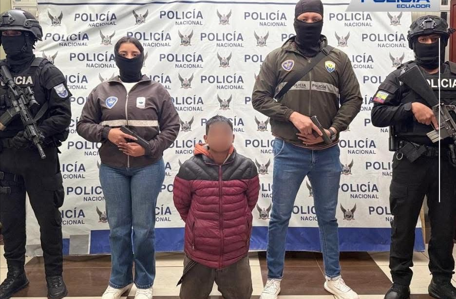 Los agentes policiales junto a Jean P.T., detenido en el parque el Ángel en Cuenca durante un operativo. /Cortesía