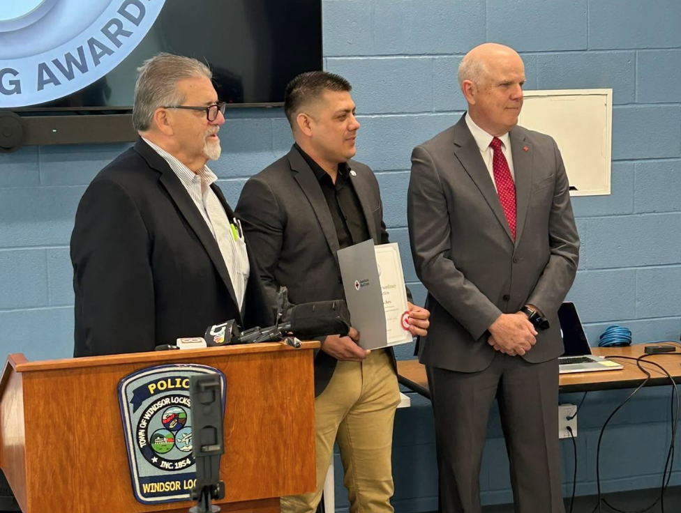 Yordy Sanchez, migrante ecuatoriano, recibió un reconocimiento nacional en Estados Unidos (EE.UU.) tras salvar la vida de una niña de dos años en el estado de Connecticut. /Cortesía