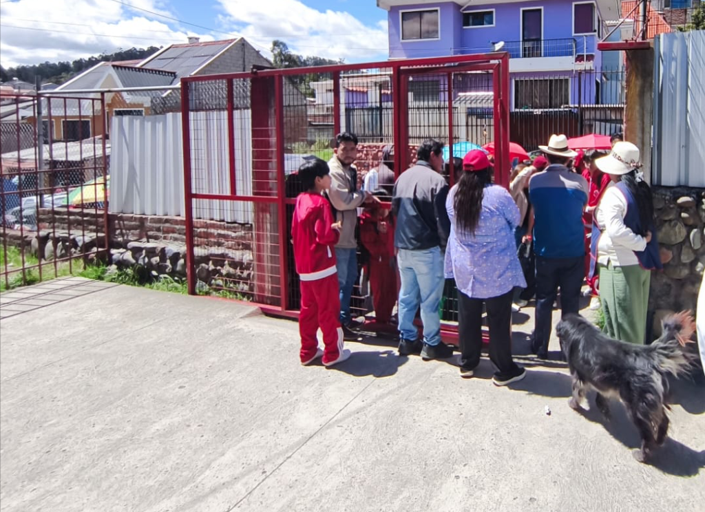 Padre de familia de una unidad educativa de Cuenca exigen respuestas sobre el presunto caso de abuso sexual a una menor de siete años, perpetrado por un docente. /PNH