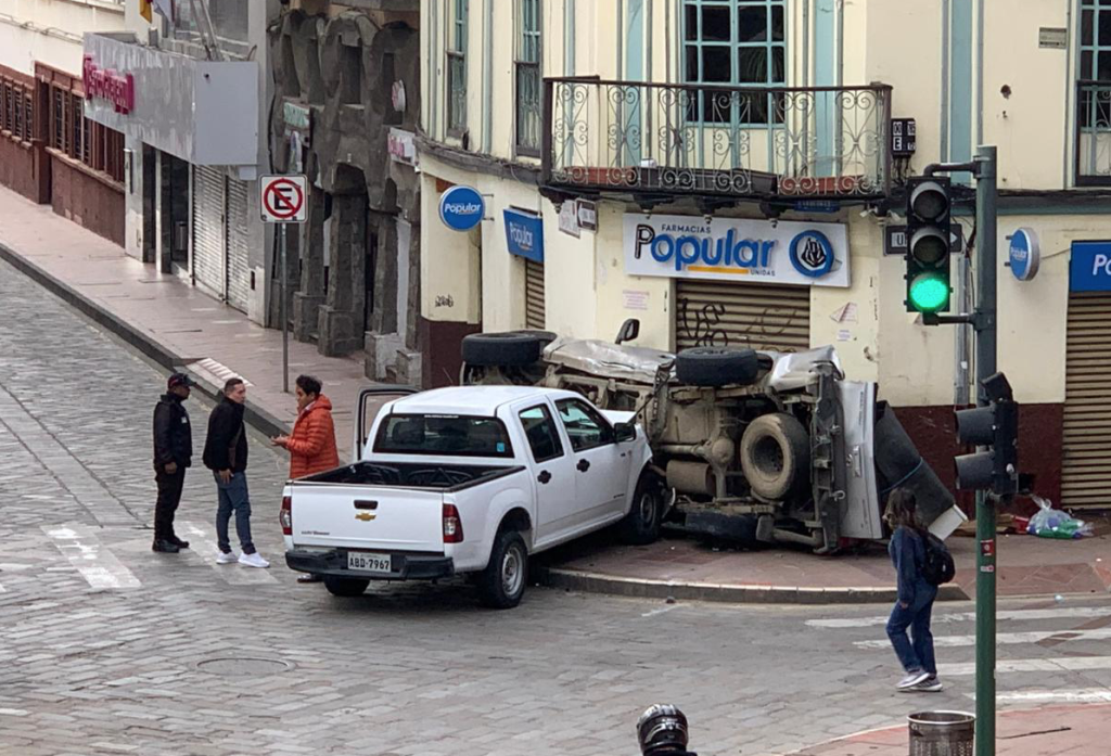 Un grave accidente de tránsiuto dejó una personas fallecido en la avenida De las Américas. Otro accidente provocó que un vehículo volcara en el Centro Histórico de Cuenca. /Cortesía