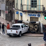 Un grave accidente de tránsiuto dejó una personas fallecido en la avenida De las Américas. Otro accidente provocó que un vehículo volcara en el Centro Histórico de Cuenca. /Cortesía