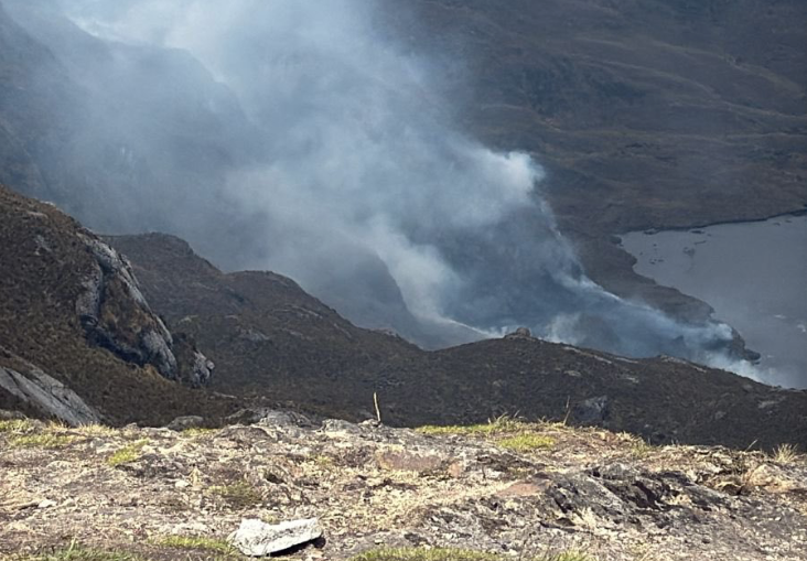 Un grave incendio forestal se registra cerca de la laguna Larga, en el Parque Nacional Cajas. /Cortesía