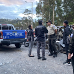 Personal de la Policía Nacional incautó motores y memorias de vehículos durante operativo en distintos puntos de Cuenca. /Cortesía