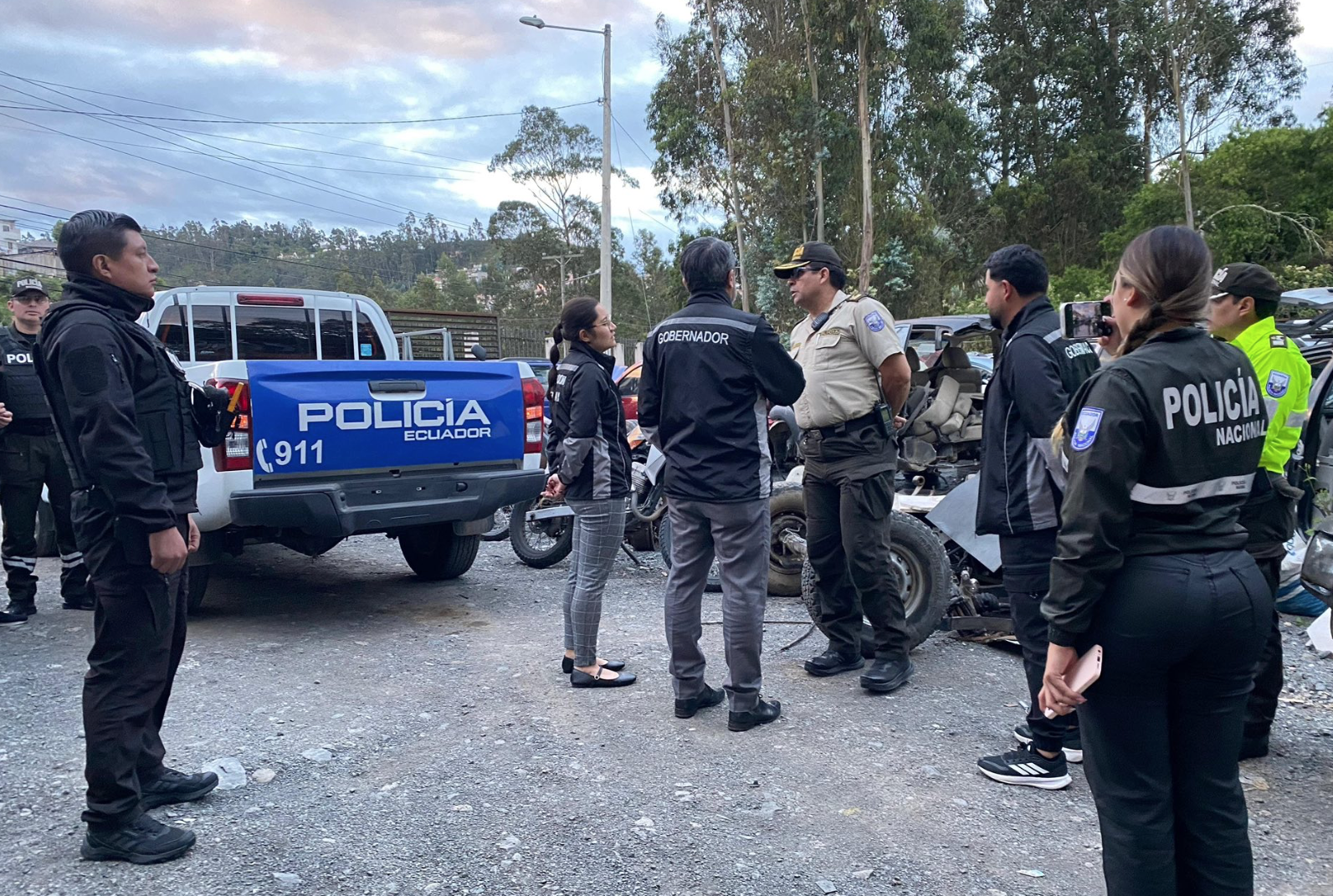 Personal de la Policía Nacional incautó motores y memorias de vehículos durante operativo en distintos puntos de Cuenca. /Cortesía