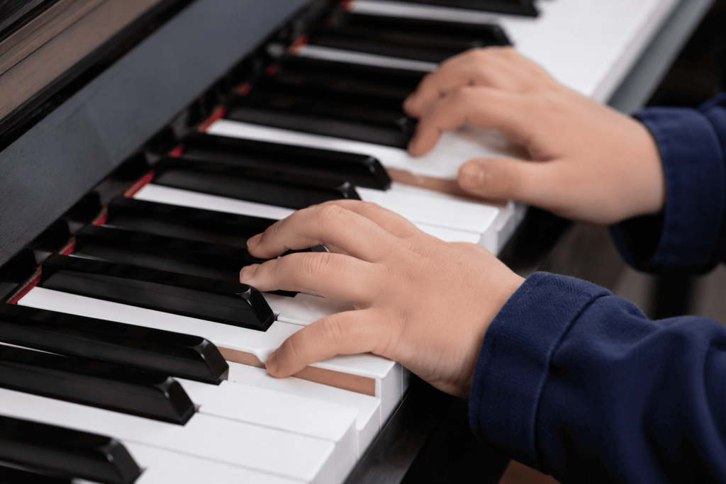 La convocatoria está enfocada en los niños que quieran estudiar música en el conservatorio, en Cuenca. Foto creada con IA