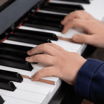 La convocatoria está enfocada en los niños que quieran estudiar música en el conservatorio, en Cuenca. Foto creada con IA