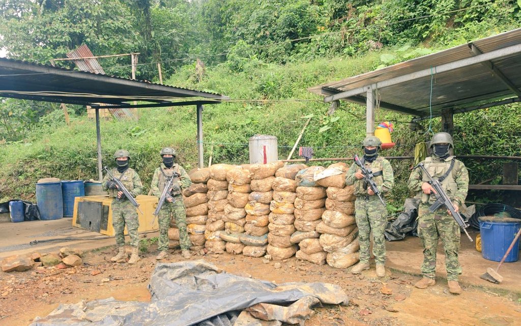 Fuerzas Armadas ejecutaron nuevo operativo contra minería en Ponce Enríquez. Los uniformados inhabilitaron tres bocaminas.