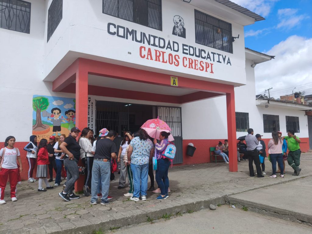 Investigan agresión sexual en una escuela en Cuenca. La Policía Nacional busca a un profesor sospechoso.