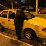 e registró un nuevo asalto a un taxista. Ocurrió en las calles Julio Jaramillo y Antonio Neumane, en el sector del Parque de la Luz. (Foto mejorada con IA).