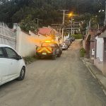 Docenas de vehículos fueron estacionados en zonas prohibidas tras la apertura del Mall del Alto. Foto: EMOV