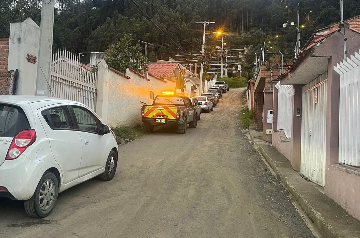 Docenas de vehículos fueron estacionados en zonas prohibidas tras la apertura del Mall del Alto. Foto: EMOV