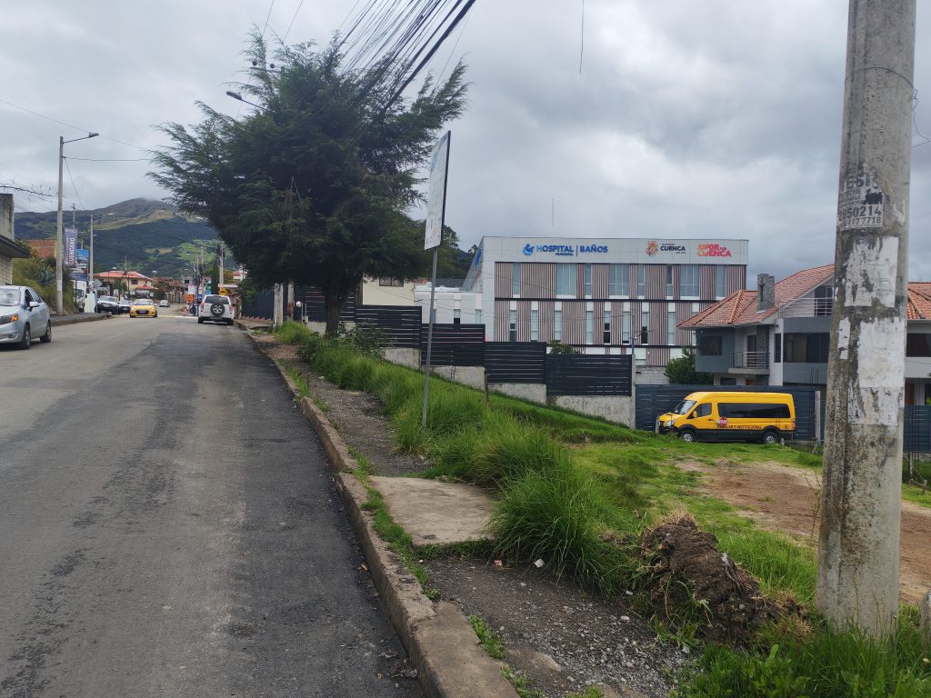 Vías sin veredas en el nuevo hospital de Baños