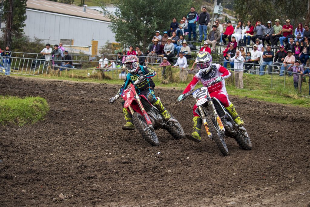 Pedro Suárez disputa el liderato con Italo Medina de la categoría 450cc. /JRO