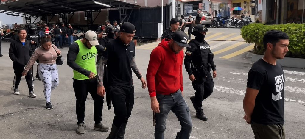 Operativo migratorio en Cuenca deja 44 detenidos. De estos 22 serán inmediatamente deportados a Colombia y Perú.