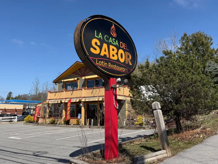 Una familia de ecuatoriano abrió La Casa del Sabor in South Burlington. Foto Melissa Pasanen, de Seven Days Vermont.