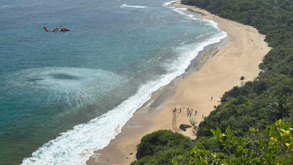 Un ecuatoriano entre los 42 migrantes rescatados en el mar en Puerto Rico. Iban en un embarcación y llegaron a la Survival Beach, en Aguadilla.