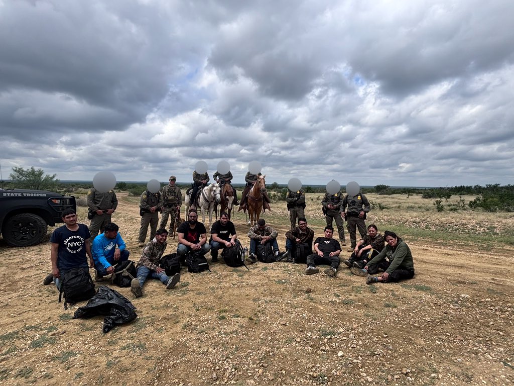 Migrantes de Ecuador fueron detenidos en la frontera de EE.UU con México, en el condado de Maverick, en Texas.