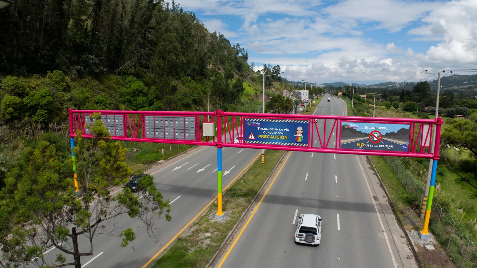 Portal de seguridad de Guangarcucho, en Cuenca, detectó vehículo reportado como robado. La Policía Nacional lo retuvo para investigaciones.