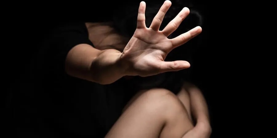 Joven denuncia presunta violación tras evento en Ricaurte, en Cuenca. La Policía Nacional investiga.
