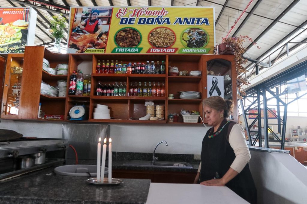 Una de las mujeres trabajaba en el mercado 12 de Abril. En el lugar, comerciantes honraron su memoria. Foto: El Mercurio