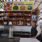 Una de las mujeres trabajaba en el mercado 12 de Abril. En el lugar, comerciantes honraron su memoria. Foto: El Mercurio