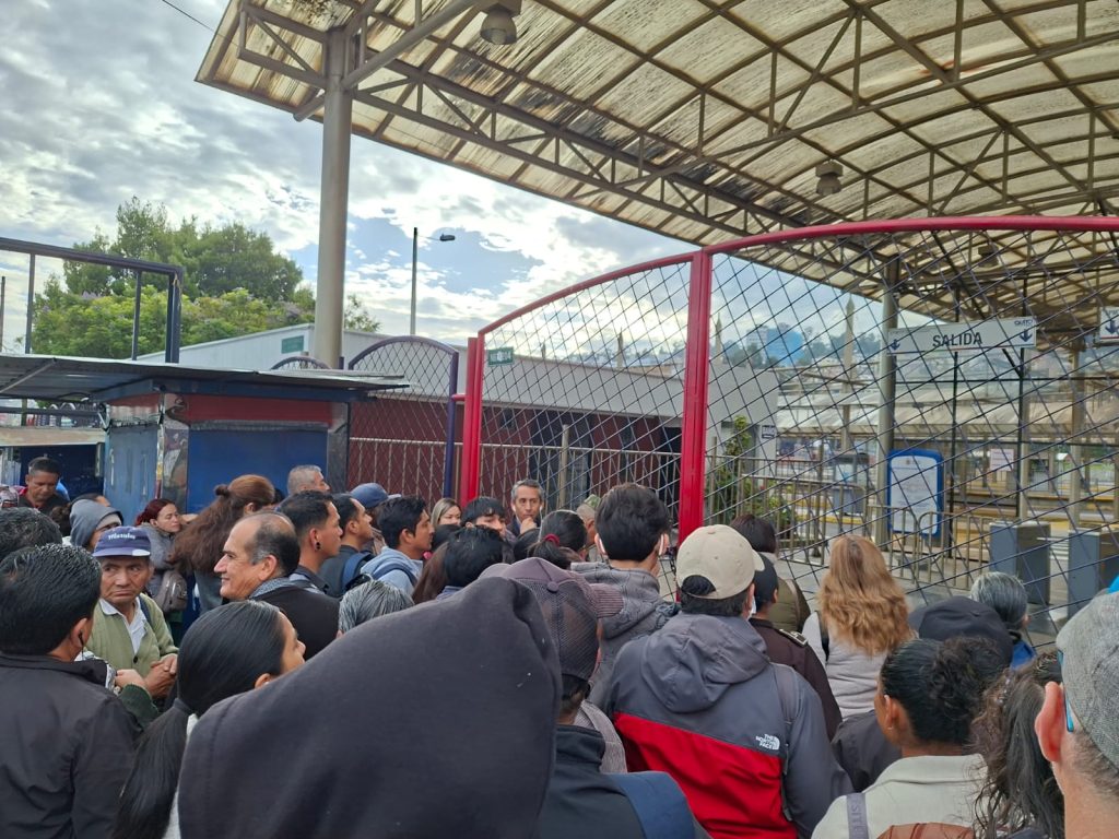 Docenas de personas buscaban transporte para movilizarse en Quito la mañana de este 5 de mayo de 2026. Foto: Andrea Salazar/El Mercurio