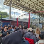 Docenas de personas buscaban transporte para movilizarse en Quito la mañana de este 5 de mayo de 2026. Foto: Andrea Salazar/El Mercurio