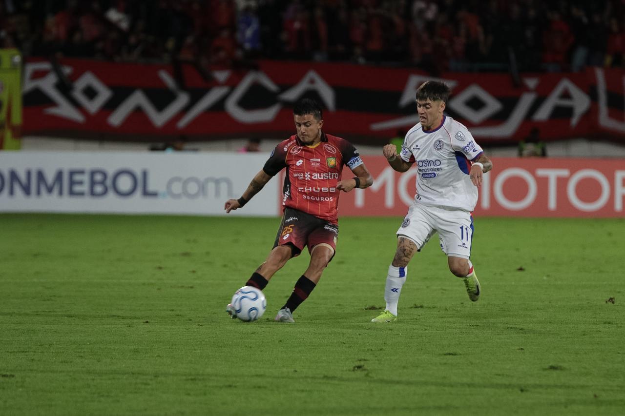 Deportivo Cuenca en su último partido contra San Lorenzo por la Copa Sudamericana. Foto: Xavier Caivinagua para El Mercurio